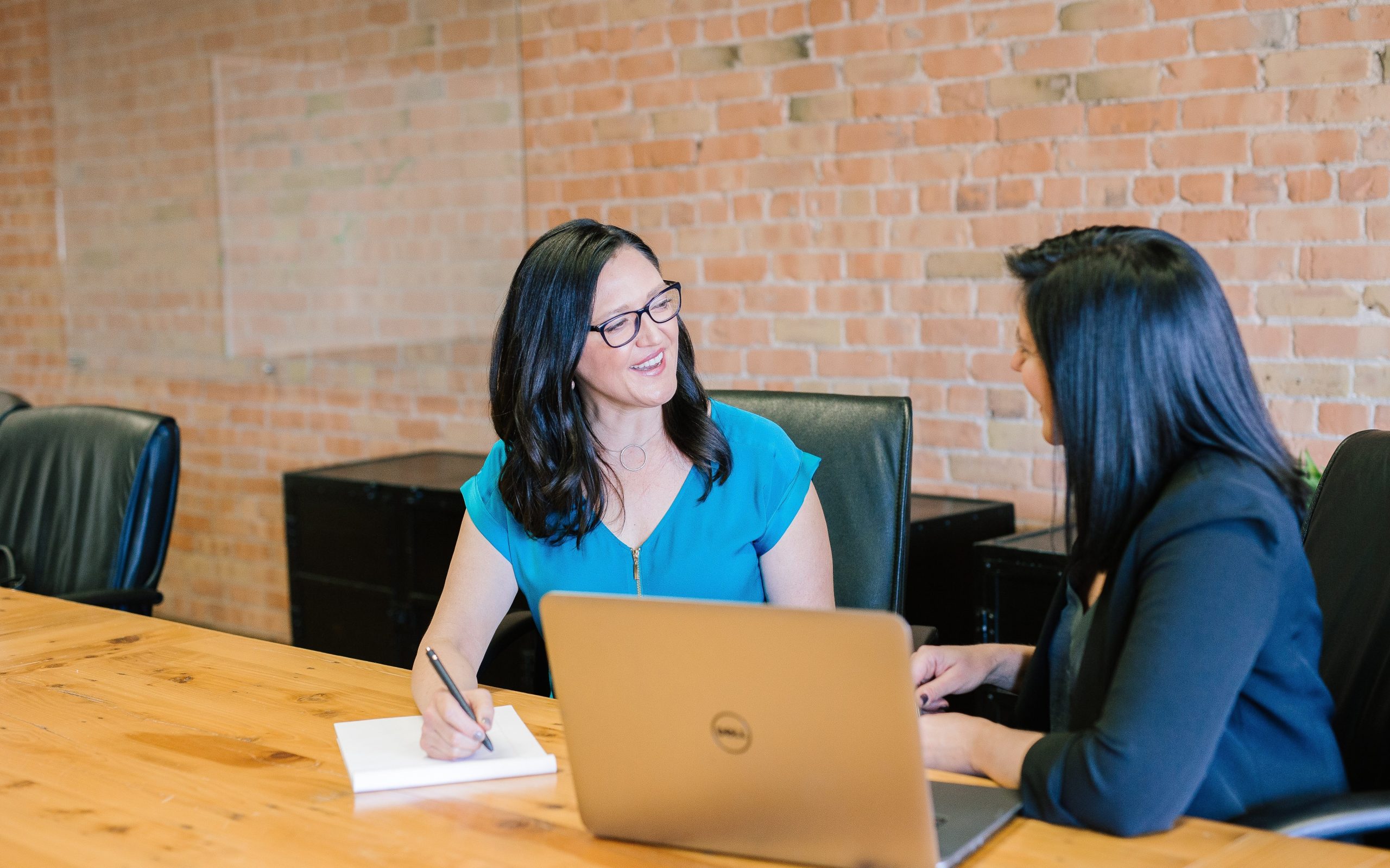 Deux femmes discutent stratégie marketing lors d’un coaching personnalisé en entreprise